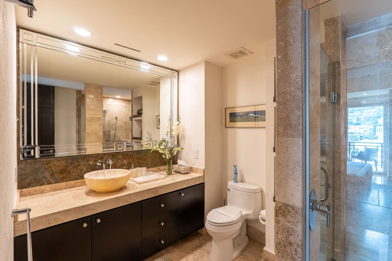Room 2, Ocean Front Amazing Views and Location Sleeps 8, Puerto Vallarta