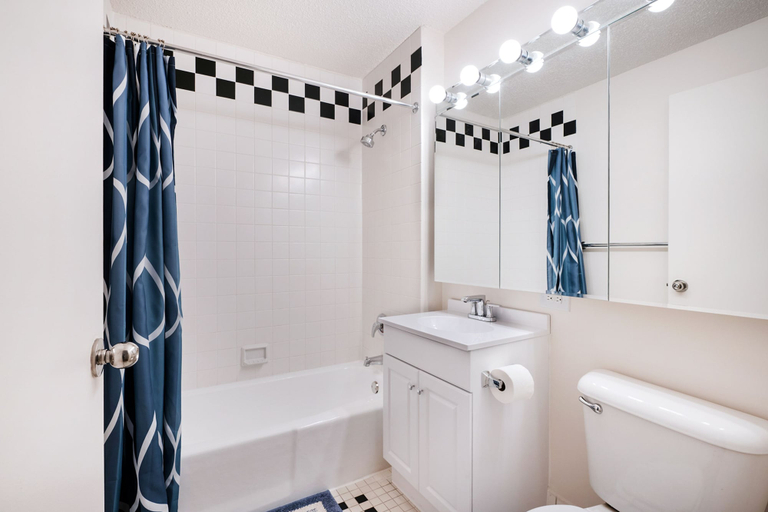 Room 5, Luxury 2 Bed 2 Bath Unit in Prime Location of NYC, New York