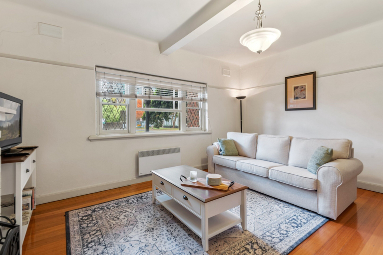 Living room 3, Charming 2-bed Apartment With Fireplace & Parking, Melbourne