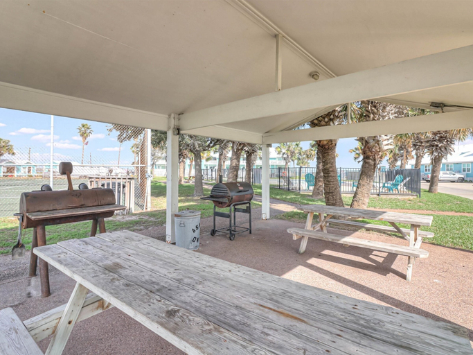 Outdoor dining, Bayfront Paradise K302 3 Bedroom Condo, Aransas
