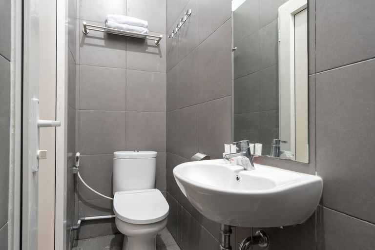Bathroom 3, Hotel O Royal Guest House, Medan