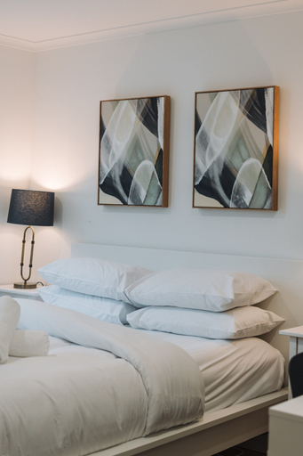 Room 2, Lakeside 3-bed Apartment With Jacuzzi, Canberra