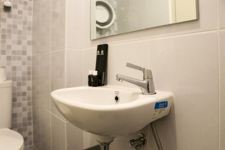 Bathroom 4, Relaxing Studio Apartment At Tokyo Riverside Pik 2, Tangerang