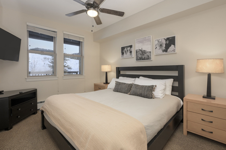 Room 3, Founders Pointe 1 bedroom Condo by RedAwning, Grand