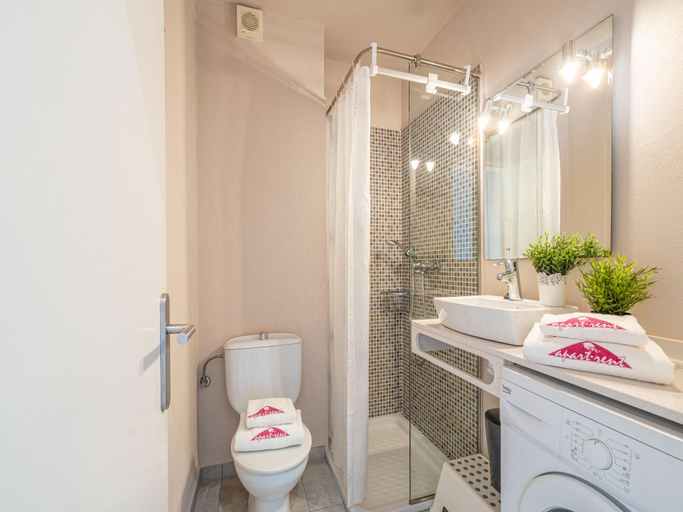 Bathroom, Apartment in Empuriabrava with Beach Access, Girona