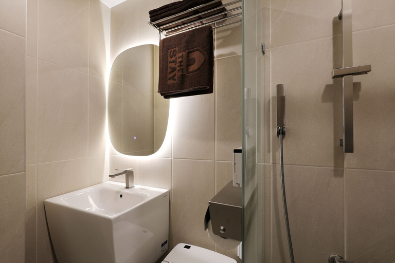 Bathroom 2, The Stay, Jung