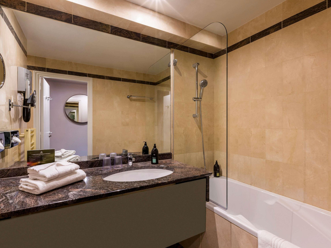 Bathroom 3, Aparthotel Adagio Paris Haussmann, Paris