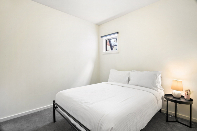 Room 4, Bright 2-bed Flat With Balcony in Kensington, Melbourne