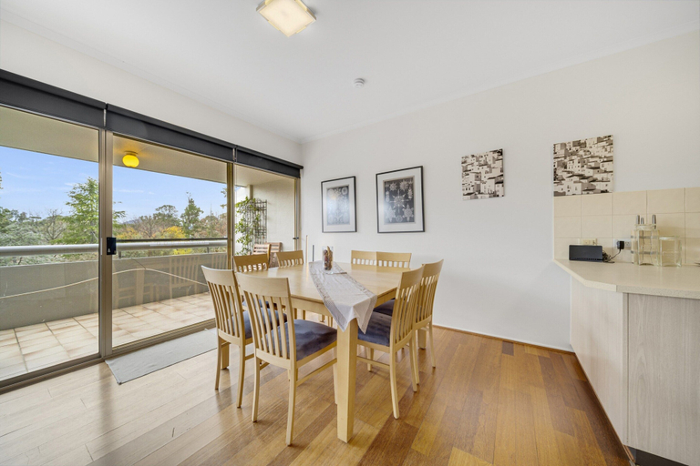 Dining 3, Bright 2-bed With Private Balcony, Canberra