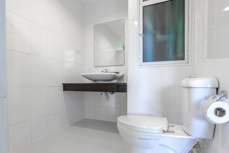 Bathroom 2, Super OYO 1096 Winner Inn Hotel, Muang Chiang Mai