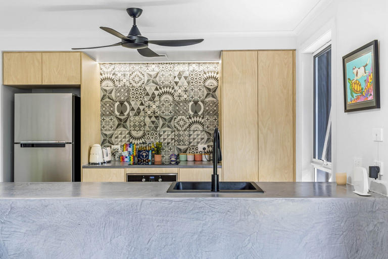 Private kitchen 5, Trendy 2-bed Home With Outdoor Entertainment, Maroochy - Coastal North