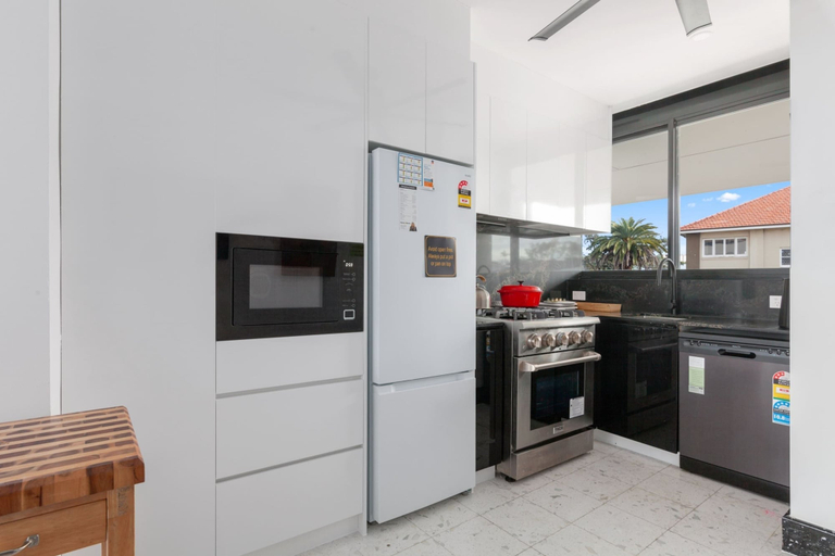 Private kitchen 3, Bright Tamarama 2-bed With Balcony Water View, Sydney