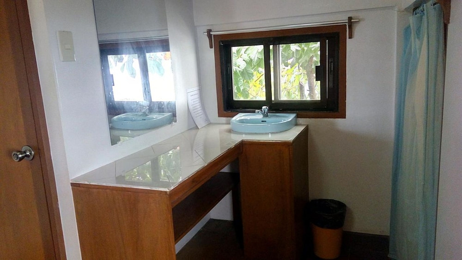 Bathroom, Peria Seafront Pensione, Roxas