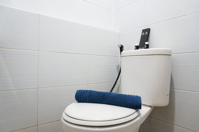 Bathroom, Tranquil Green Pramuka 2BR Apartment near Shopping Center, Jakarta Pusat