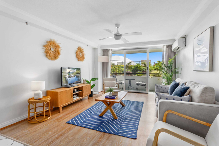 Living area 3, Beachfront 2-bed With Pool, BBQ, Gold Coast