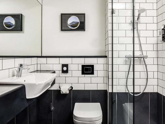 Bathroom 4, ibis Wakefield East-Castleford, Wakefield