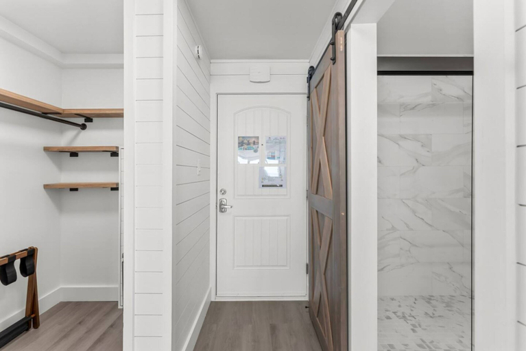 Room 5, Renovated Beach Front Ocean View Condo TOG 723, Bay