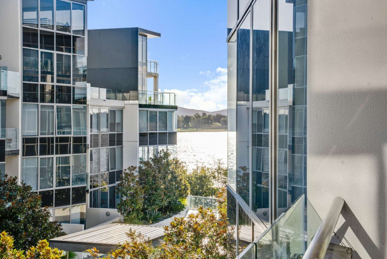 Property grounds 5, Canberra Lakefront 2-bed With Pool,, Canberra