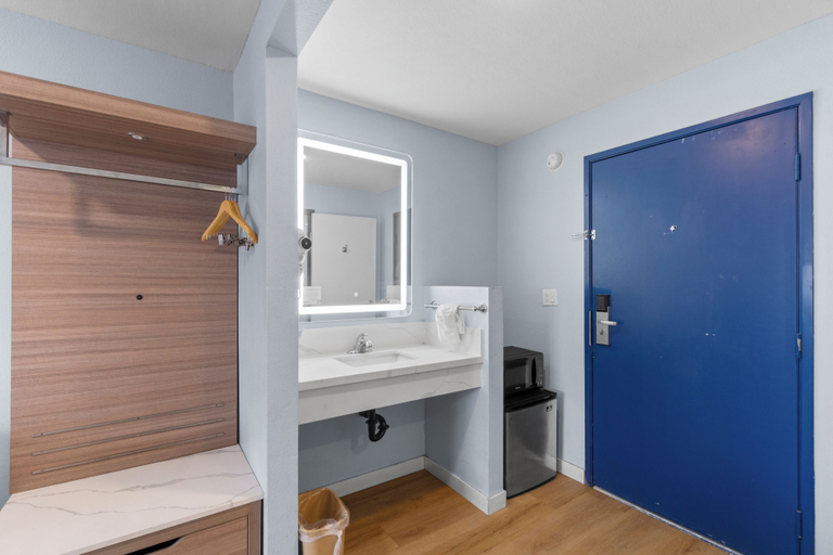 Bathroom 4, Travelodge by Wyndham Fairplex Pomona, Los Angeles