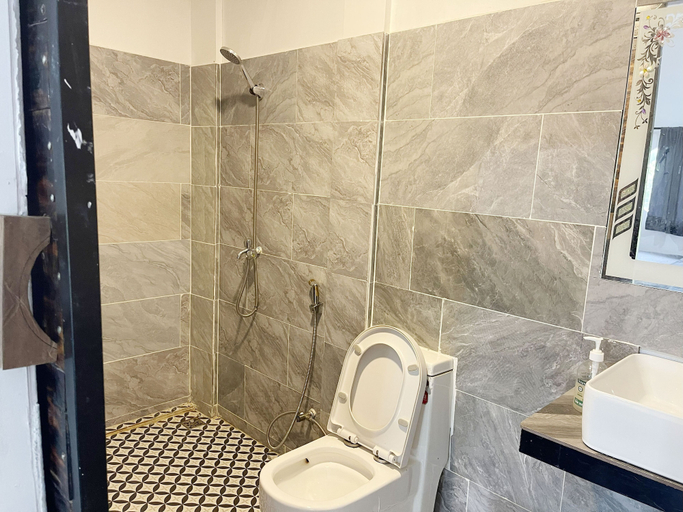 Bathroom 2, Koh Rong Lagoon Bar And Restaurant, Sihanoukville