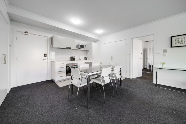 Dining 5, Spacious 2-bed Conveniently by Lake Tuggeranong, Canberra