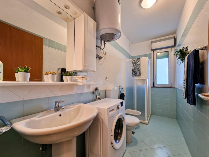 Bathroom 3, Nice and modern apartment close to the beach by Beahost Rentals, Venezia