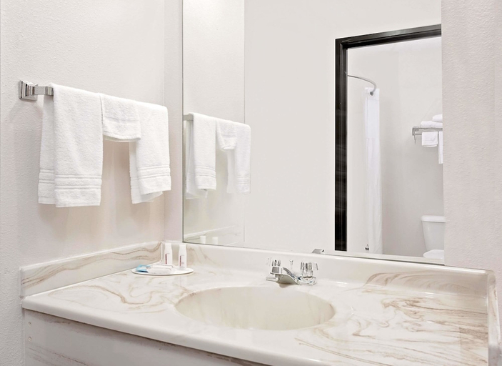 Bathroom 4, Howard Johnson by Wyndham Gothenburg, Dawson