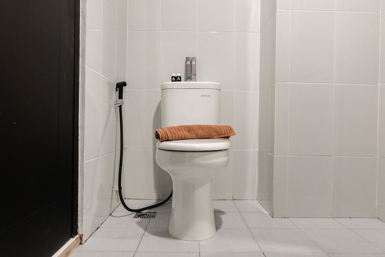 Bathroom 2, Comfortable and Spacious Studio Casa De Parco Apartment, Tangerang