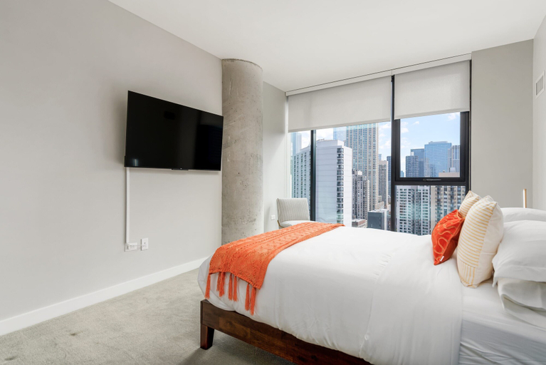 Room 2, Group Hub 3 Designer 2BR Steps to Mag Mile, Cook