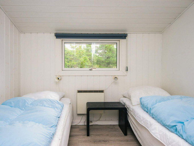 Bedroom 2, 4 Star Holiday Home in Blavand, Varde