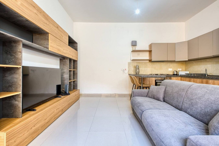 Room 4, Relaxing Xaghra Apartment With BBQ Amenities