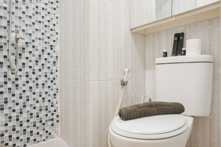 Bathroom 5, Vibrant 1Br Apartment At Belmont Residence Puri, West Jakarta