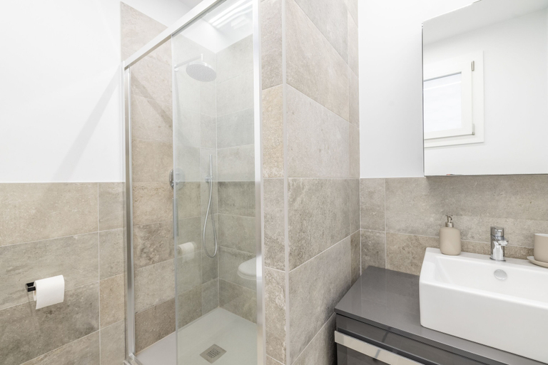 Bathroom 2, Five Minutes Walk by Wonderful Italy, Imperia
