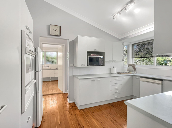3, Riverside 3-Bed Townhouse with Spacious Deck & BBQ, Eurobodalla