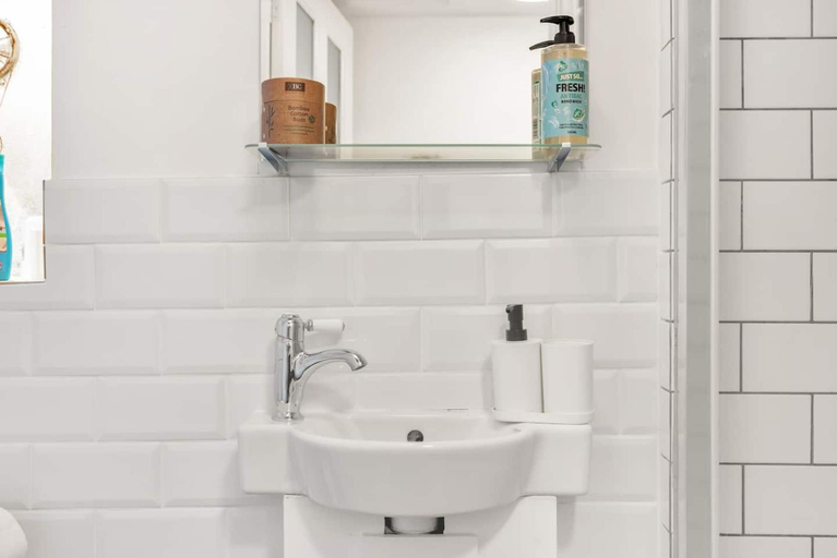 Room 2, 3 Bedroom 2 Bathroom Victorian Flat in Kensington, London