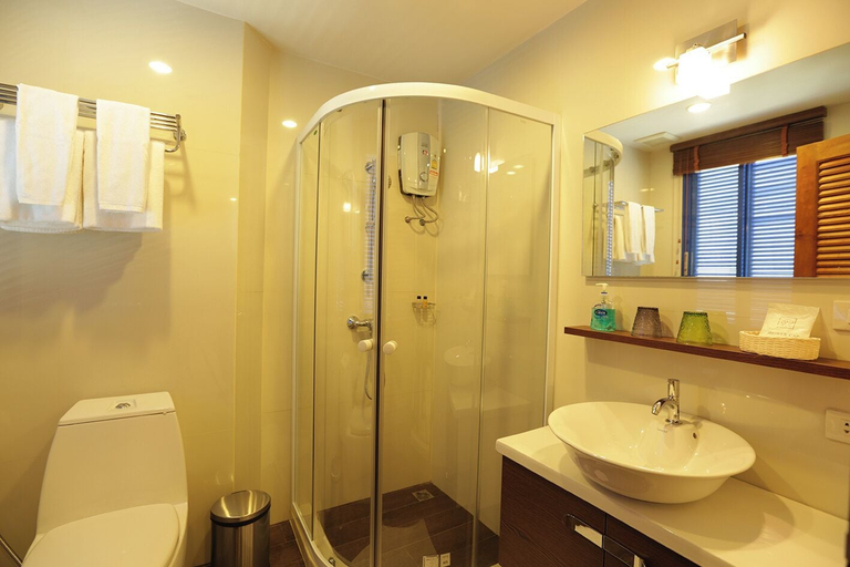 Bathroom 4, Nandha Hotel, Wattana