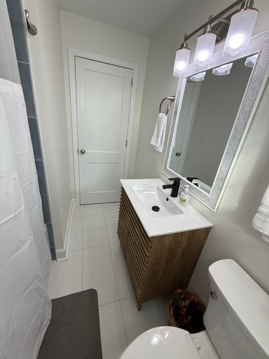 Room 4, New Cozy Durham 2 Bedroom Home B, Durham