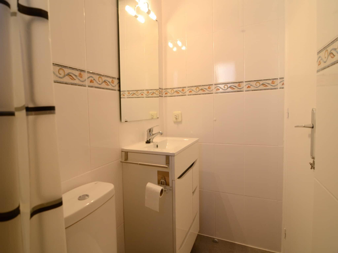 Bathroom 2, Els Pins apartment in Estartit, Girona