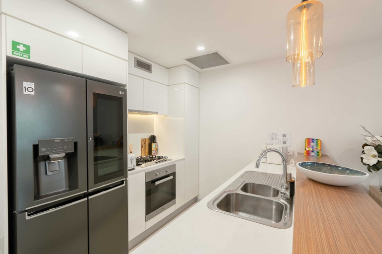 Private kitchen 4, Best Location 2-bed With Gym, Pool 7-min From CBD, Spring Hill