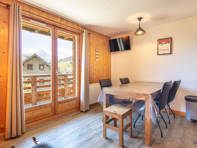 2, Saint-Sorlin Apartment with Pool, Savoie