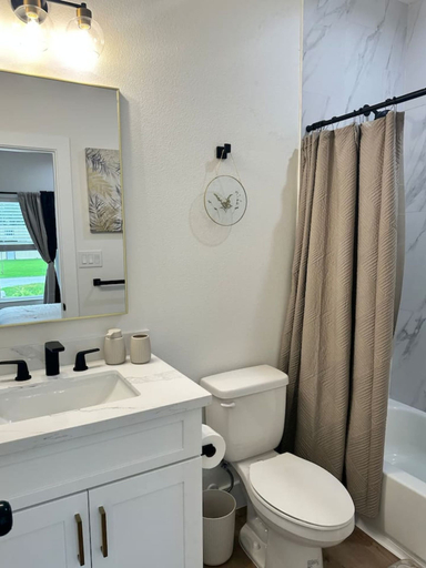 Room 4, Quiet 3BR Home Fast Access to IAH Downtown, Houston