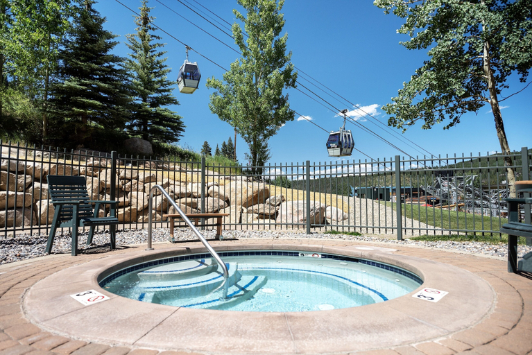 Outdoor spa tub 2, Zephyr Slopeside - 1504 2 Bedroom Condo by RedAwning, Grand
