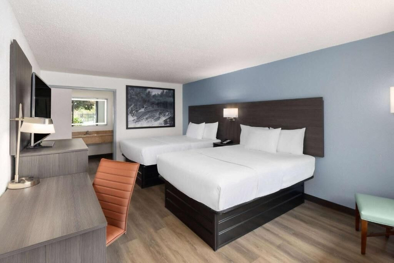 Bedroom 3, Super 8 by Wyndham Riverside AL, Saint Clair