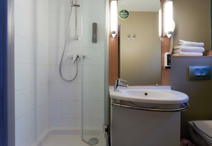 Bathroom 5, B&B HOTEL Reims Centre Erlon, Marne