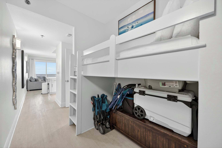 Room 2, Resort Life With Beach Access & Balcony, Walton