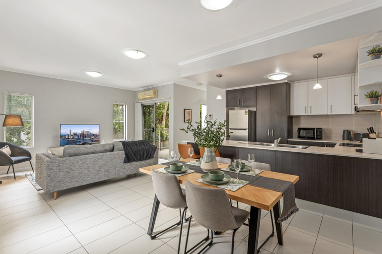 Private kitchen 2, Central Cosy 2-bed With Pool and Near QUT & CBD, Kelvin Grove