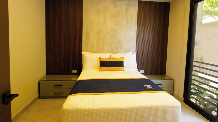 Room 2, Hotel Tiffany, Flores