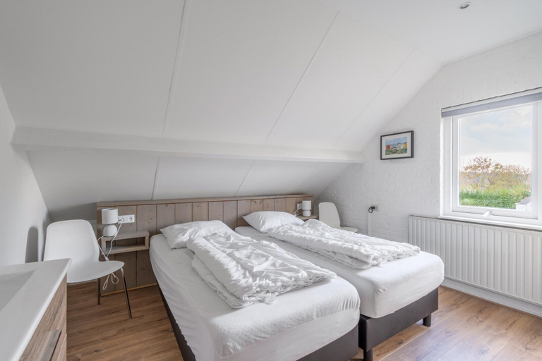 Room 2, Modernly Furnished Holiday Home for 6 People, Texel