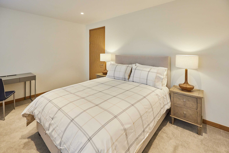 Room 5, Host Stay Thames Apartment, Slough