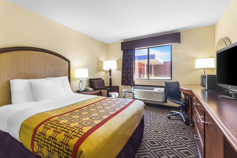 Bedroom 3, Travel Inn & Suites - Sikeston/Miner (i-55 Exit-67), Scott